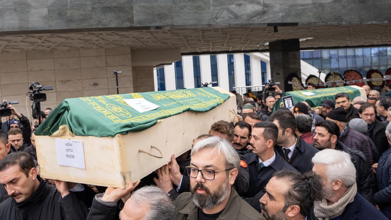 Bolu'daki Faciada Hayatını Kaybedenlerin Cenazeleri Defnediliyor