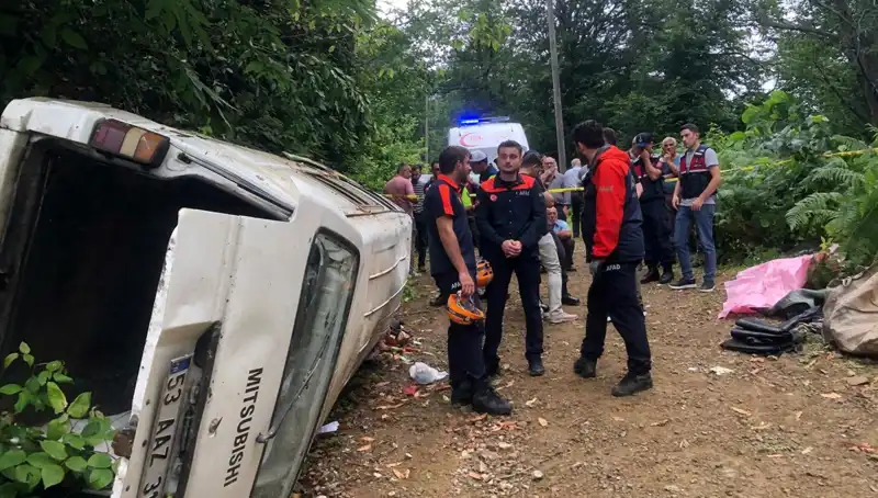 Rize'de Minibüs Yamaçtan Yuvarlandı: Korkunç Kaza Can Aldı