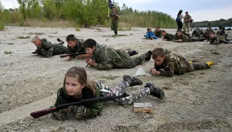 Rusya'da Askeri Kampta Eğitim Gören 8 Yaşındaki Çocuklar Gözler Önünde
