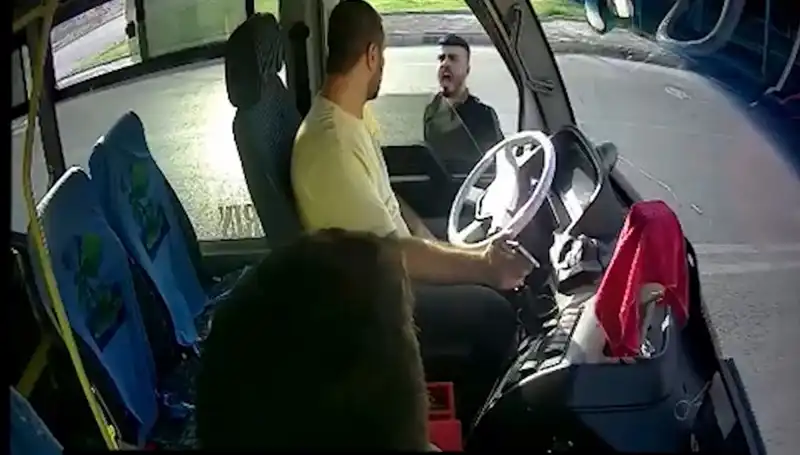 Antalya'da Otobüs Şoförünü Bıçaklayan Zanlı Yakalandı: Olayın Detayları