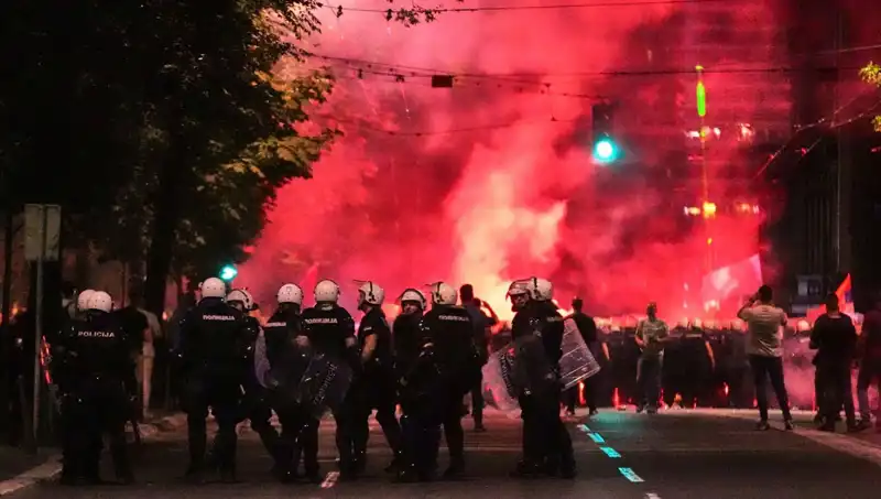 Sırbistan’da Erken Seçim İsyanı: On Binler Sokaklara Çıktı, Gözaltılar Yaşandı