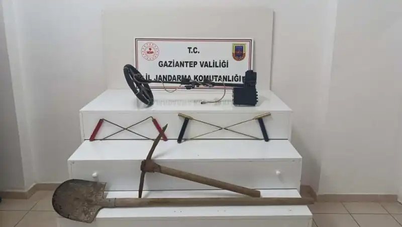 Definecilere Suçüstü: İki Kaçak Kazı Yapan Kişi Gözaltına Alındı