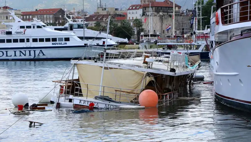 Hırvatistan'da Fırtına ve Yağışlar: Feribot, Gemiye Çarptı ve Battı!