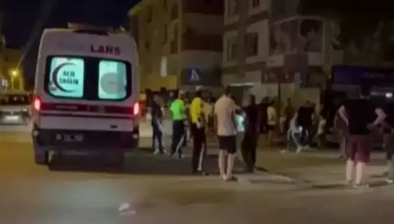 Alkollü Sürücü, Tartıştığı Yayaları Kamyonetle Ezerek Kaçtı: Korkunç Olaya Tanık Olun