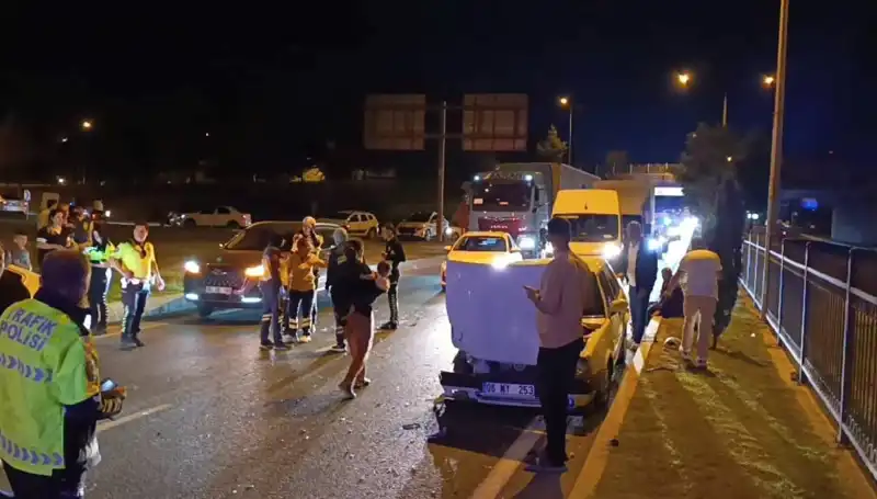 Otoyolda Düşük Hızda Kural Dışı Geri Dönüş Kazası: İkisi Çocuk Dört Yaralı