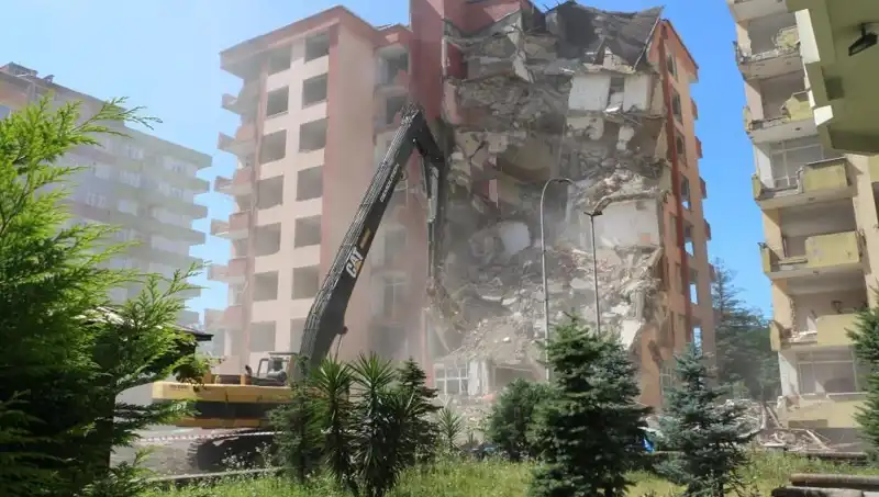 Dalgalar ve Yıkım: Sarsıntının Ardındaki Gerçekler