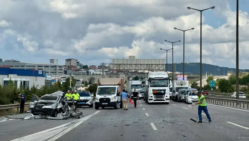 Otoyolda Feci Kaza: Üç Kişi Araçta Sıkışarak Kurtarılmayı Bekliyor