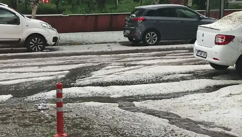 Ardahan’ı Beyaza Bürüyen Dolu Yağışı: Mahalleler Kapanma Noktasına Geldi