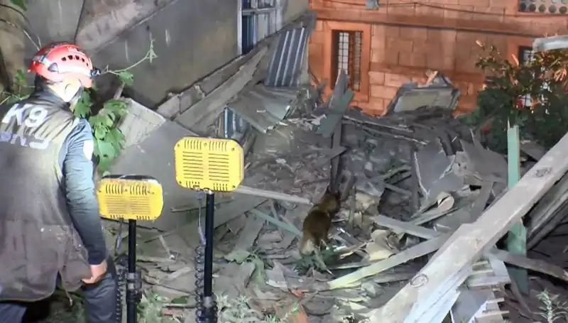 İstanbul'da Deprem Sonrası Hasar Gören Bina Çöktü, Can Kaybı Var mı?