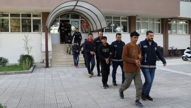 İki İlde 21 Düzensiz Göçmen Yakalandı: Gözaltı ve Sınır Dışı Süreci Başladı