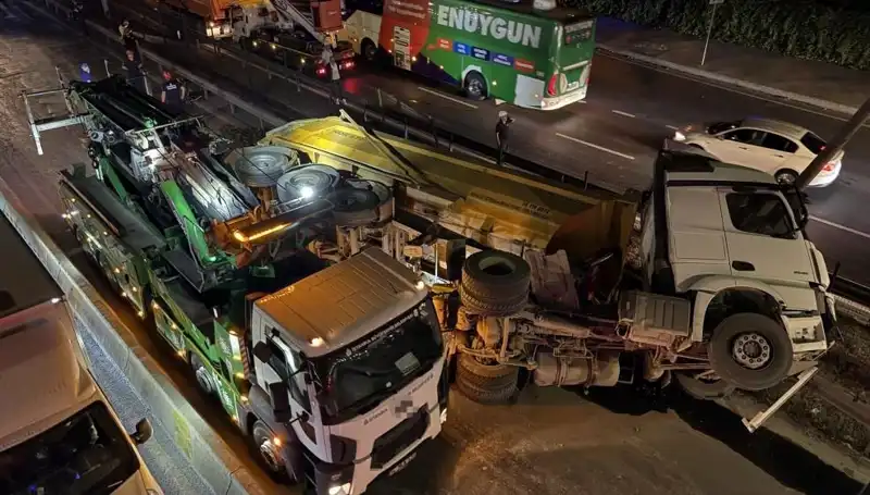Moloz Yüklü Hafriyat Kamyonu Devrildi: Kazanın Detayları ve Sonuçları