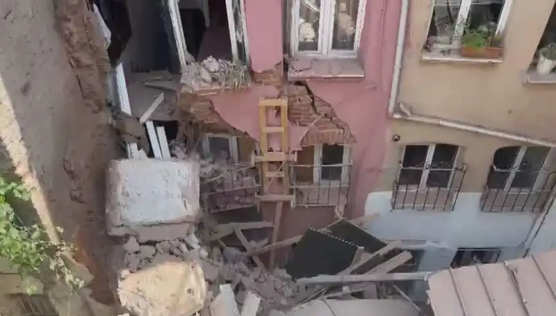 İstanbul'da Üç Katlı Bina Balkonu Çöktü: Olayın Detayları ve Yaralanmalar