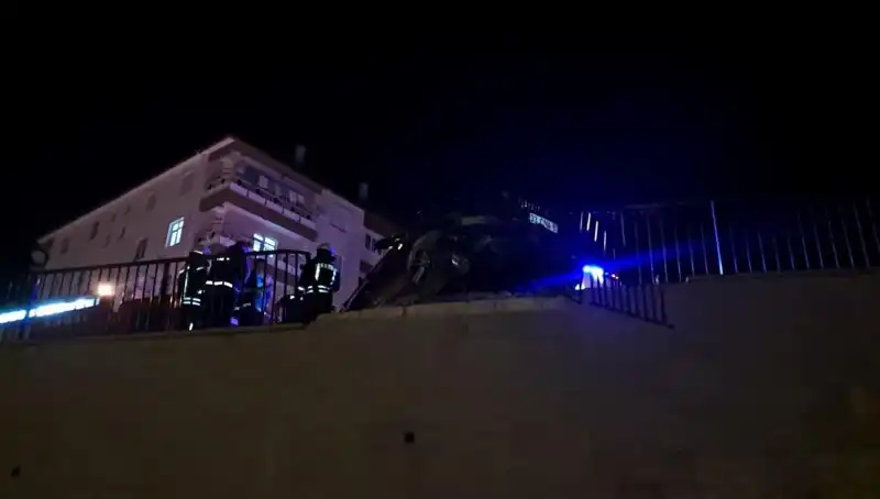Sürücünün Korkulu Anları: Bariyere Çarparak Asılı Kaldı