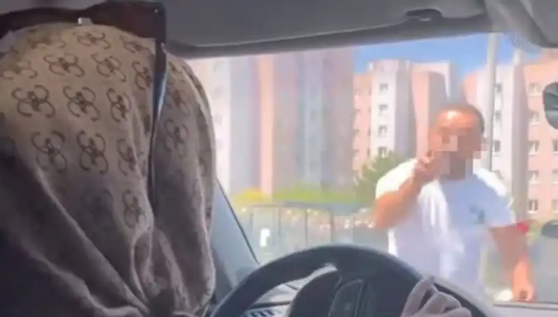 Trafikte Dehşet Anları: Önü Kesen Şahıs Camı Yumrukladı