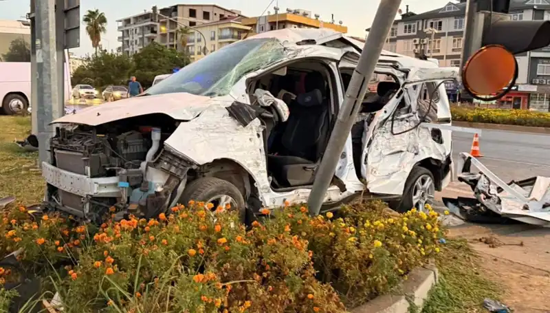 Antalya'da Feci Kaza: Midibüs ve Hafif Ticari Araç Çarpıştı, 6 Yaralı