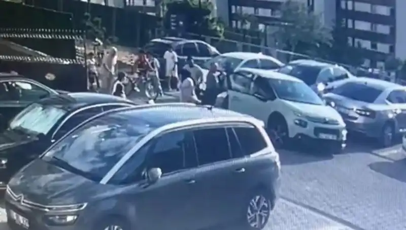 Eşini ve Yakınlarını Arabayla Ezerek Kaçmaya Çalıştı: Şoke Eden Olay!