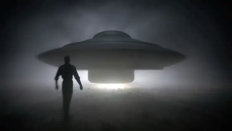 UFO Uzmanı Şok Eden Açıklamada Bulundu: "Uzaylılar Masum İnsanları Hedef Alıyor"