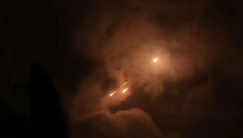 İran'ın Gece Saldırı Stratejisi: Füzelerin Ateşlenme Saatleri Ne Anlama Geliyor?