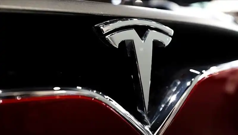 Tesla’da Karışıklık: Ucuz Model Beklentileri ve FSD Sorunları