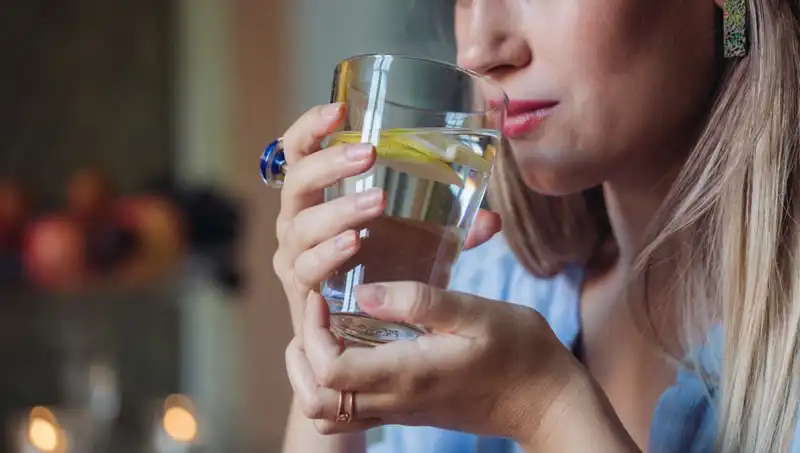 Harvardlı Uzmanın Şaşırtan Açıklaması: Limonlu Su Sağlığa Gerçekten Faydaları Var mı?