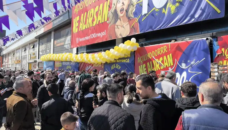 Bursa'da Büyük İndirim Fırtınası: Alışveriş Tutkunları Bir Araya Geldi!