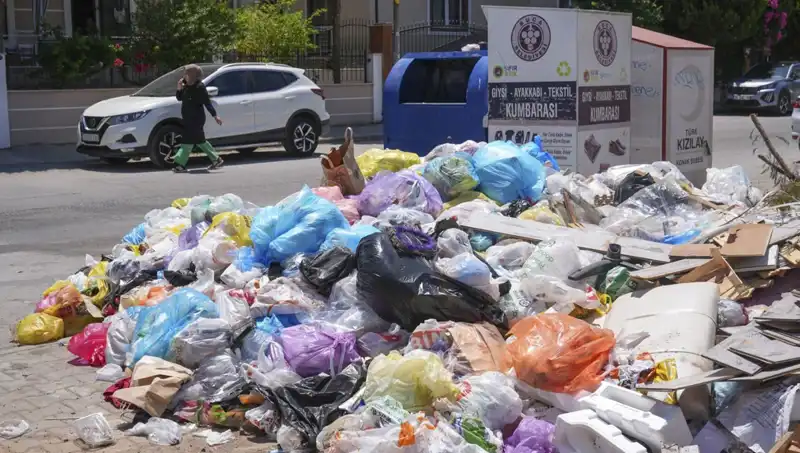 İzmir'de Çöp Yığınları Sorunu: Kentin Temizliğinde Kriz Sürüyor!