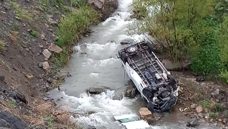 Hakkari'de İşçileri Taşıyan Minibüs Devrildi: 2 Kişi Hayatını Kaybetti, 3 Yaralı