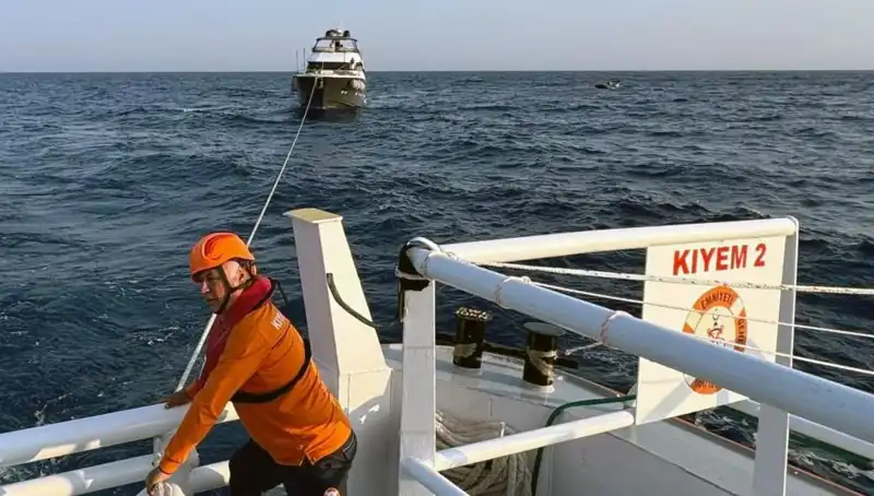 Marmaris açıklarında sürüklenen tekne, hızlı müdahale ile kurtarıldı