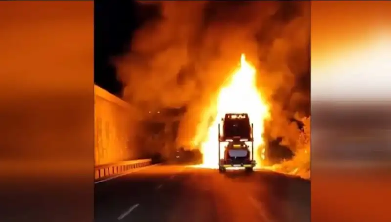 Tır Yangını Kanal Trafiğini Felç Etti: 8 Araç Kül Oldu