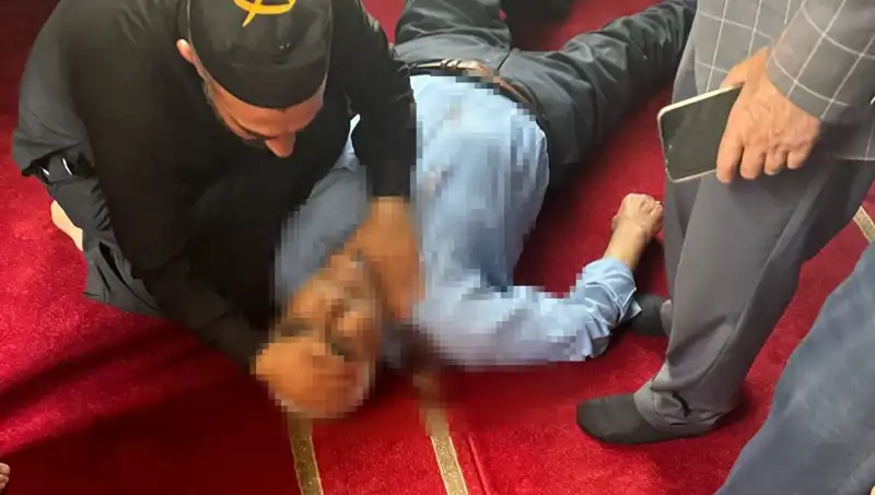 Camide Namaz Kılarken Bıçaklanan Adamın Hayati Tehlikesi Devam Ediyor