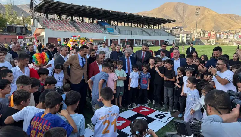 Hakkari'de Geleneksel Anadolu Şenliği Coşkuyla Başladı