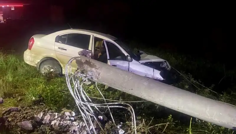 Betondeki Hayat Mücadelesi: Direğe Çarpan Sürücü Kimdir?