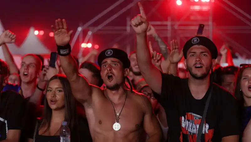 Thompson Konserinde Nazi Selamı Skandalı: Neler Oldu ve Tepkiler Nasıldı?