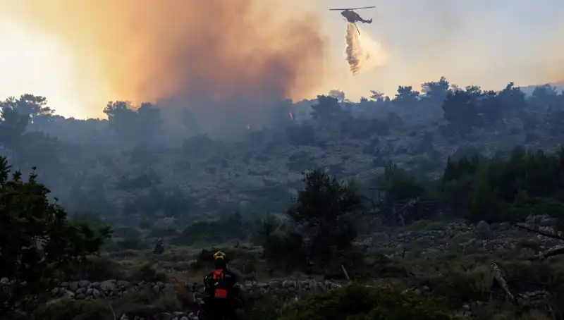 Eğriboz Adası’nda Felaket: İki Köy Yangından Kaçmak İçin Tahliye Edildi